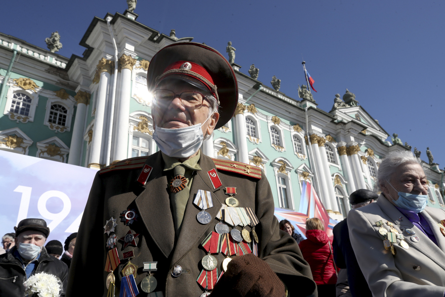 Горожане на Дворцовой площади перед началом парада в Петербурге.