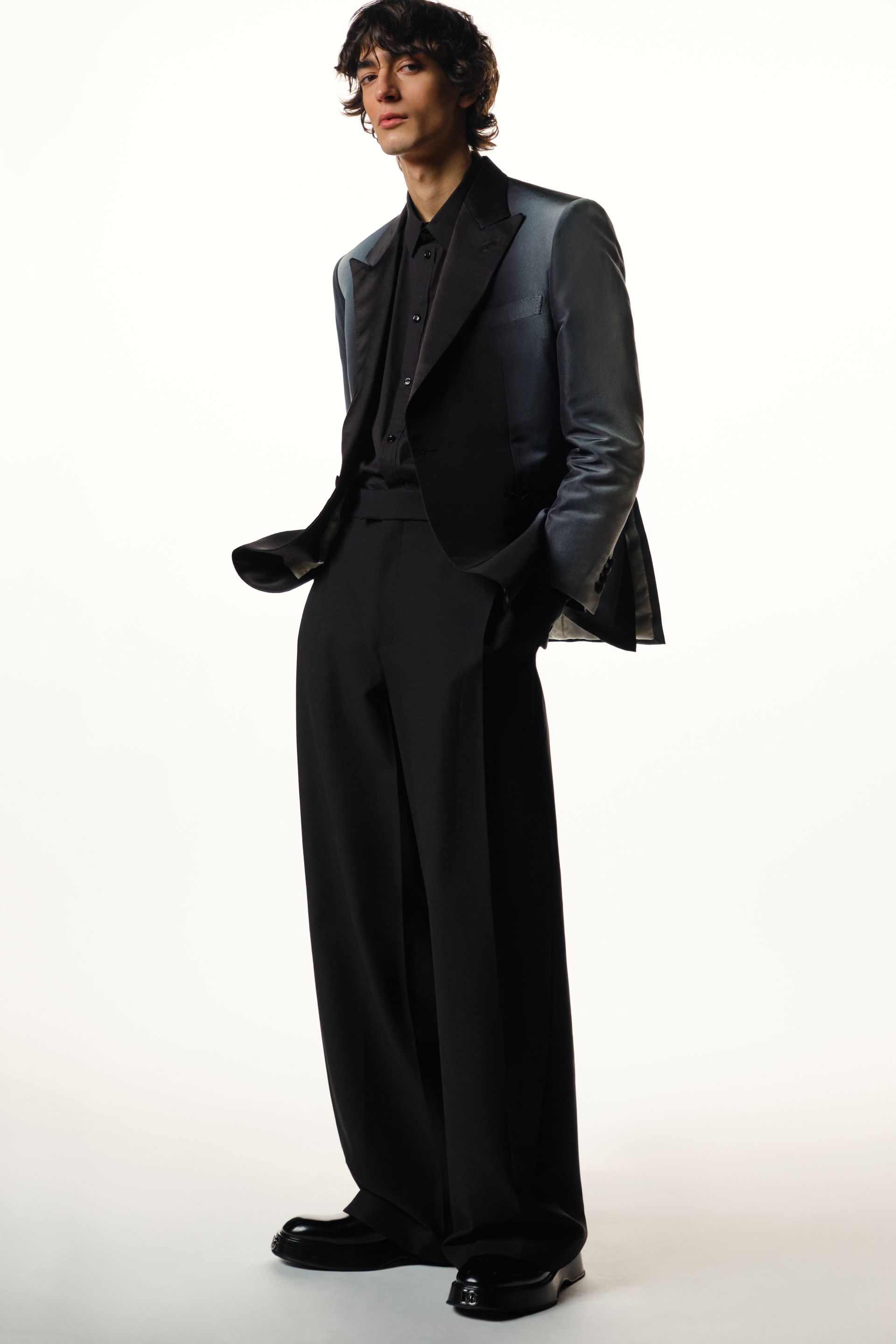 Пиджак Brioni, рубашка Versace, брюки Off White, дерби Dolce &amp; Gabbana