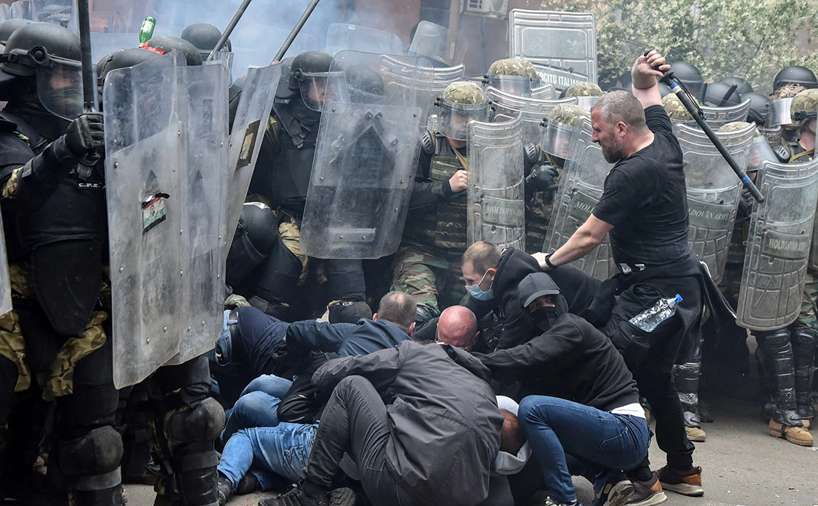 Laura Hasani / Reuters