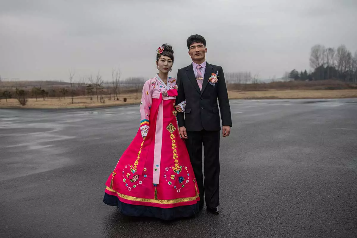 Северокорейская невеста в традиционном свадебном платье в Пхеньяне. 2019 год