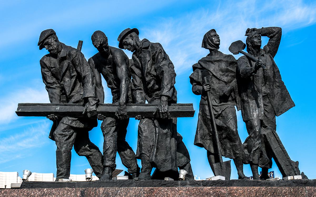 Монумент героическим защитникам Ленинграда