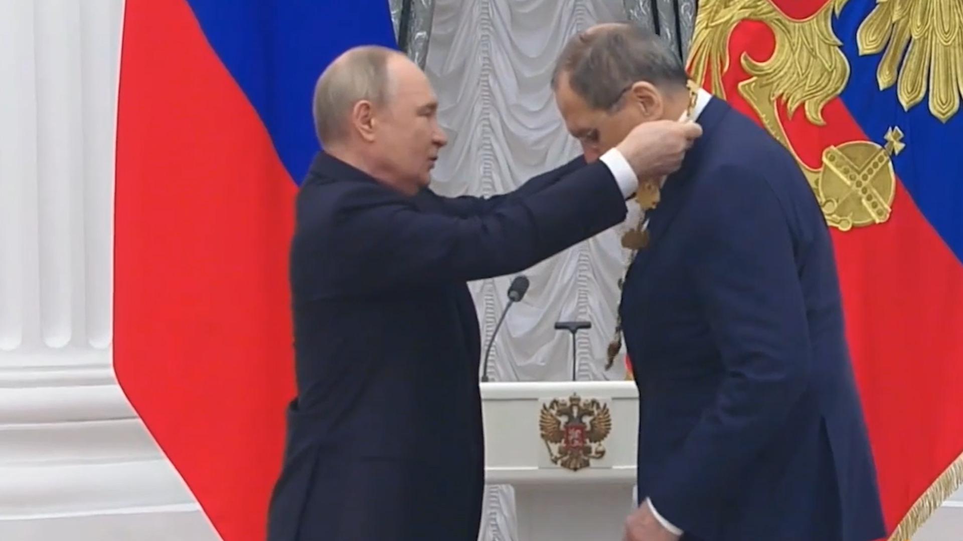 Путин вручил Лаврову высшую награду России