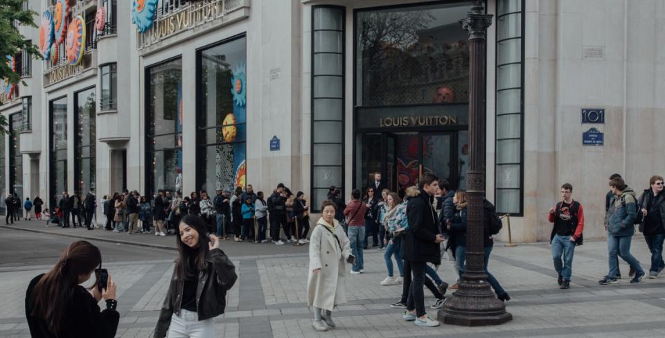 Очередь в бутик Louis Vuitton в Париже, 2023 год