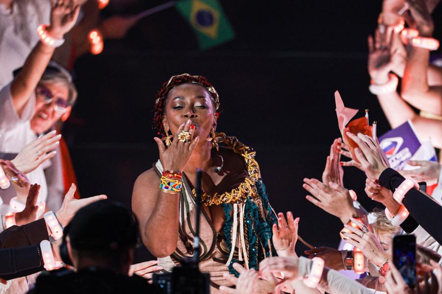 Певица Нидия Гонгора, представляющая Колумбию на Международном музыкальном конкурсе «Интервидение» 2025, во время выступления в концертном зале «Live Арена»