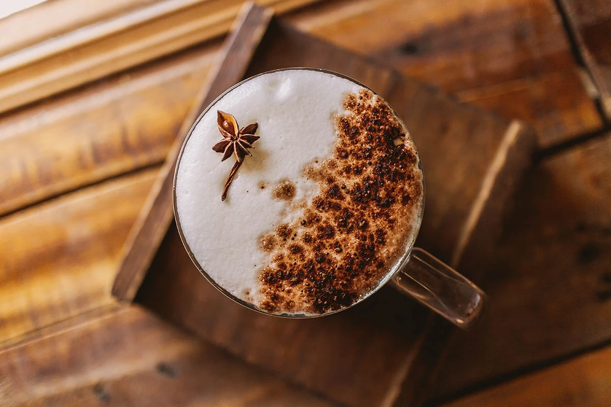 Кофе со сливками и пряностями