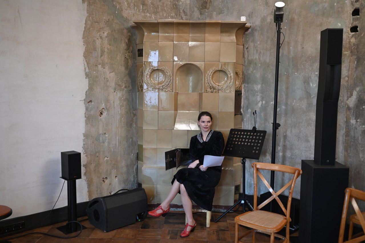 Елизавета Боярская в гостиной комнате