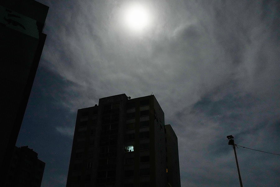 Обесточенное здание возле военной базы Форт-Тиуна.