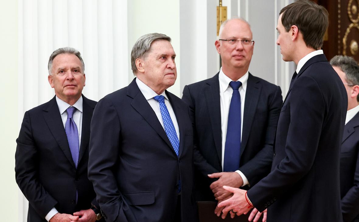 Стив Уиткофф, Юрий Ушаков, Кирилл Дмитриев, Джаред Кушнер и Джош Грюнбаум (на заднем плане) на встрече в Кремле