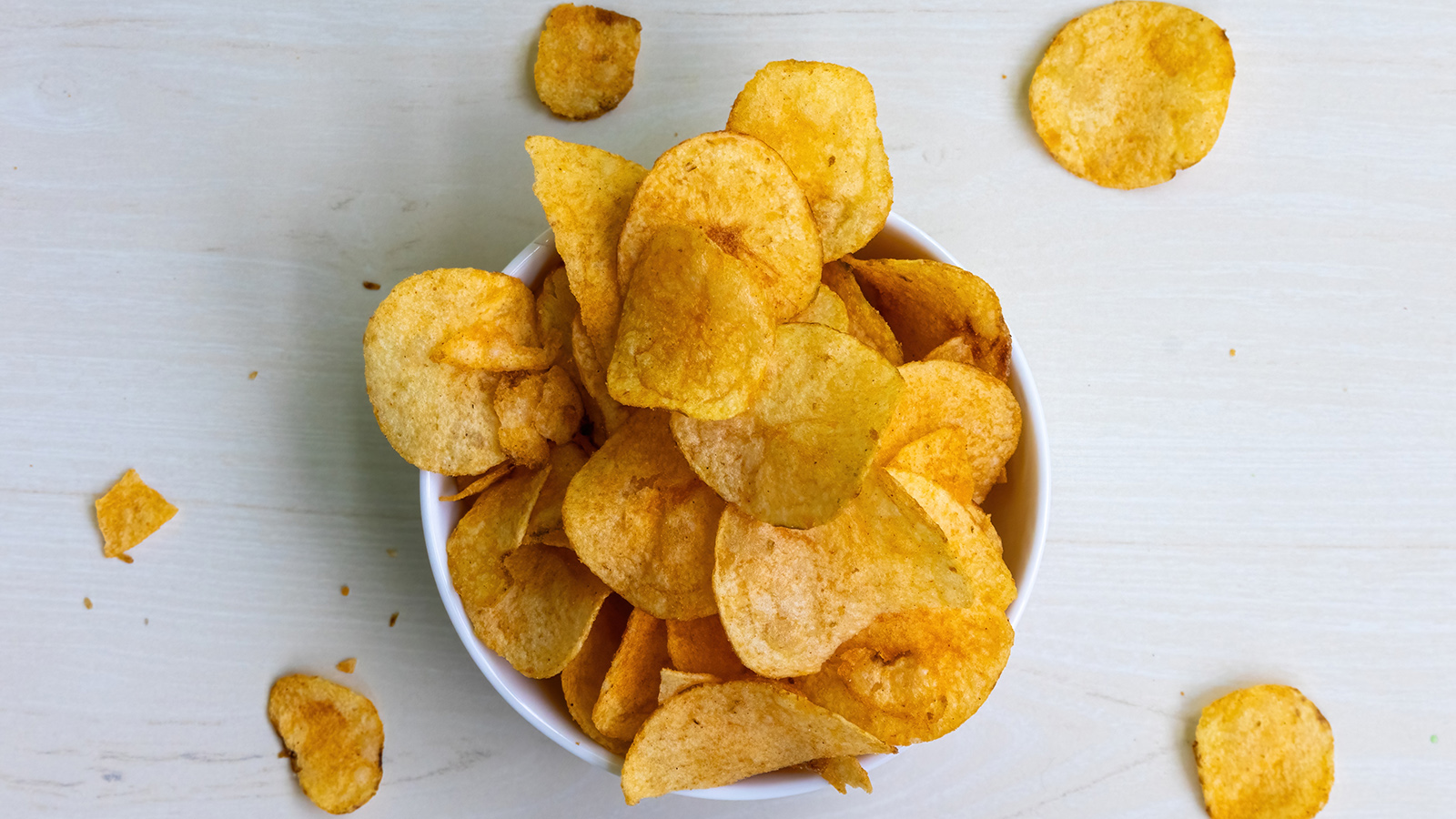 Ультрапереработанные продукты и сигареты, согласно исследованию, созданы с одной и той же целью — вызывание привыкания и рост потребления