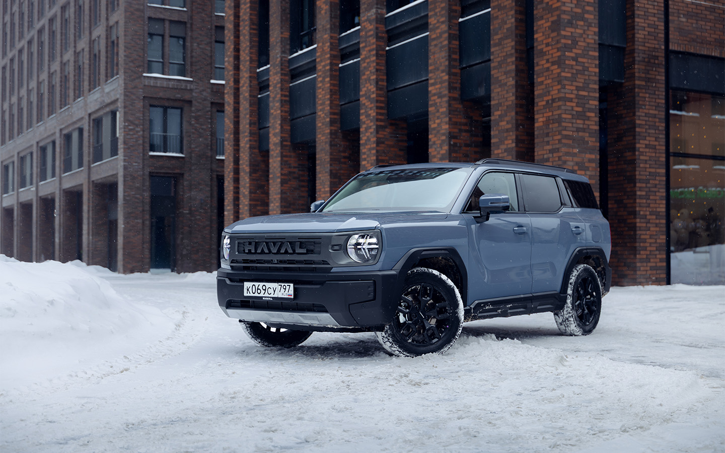 Хотя Haval H3 построен на платформе от Jolion, модель воспринимается скорее как заправский джип. На деле сходства этим и заканчиваются