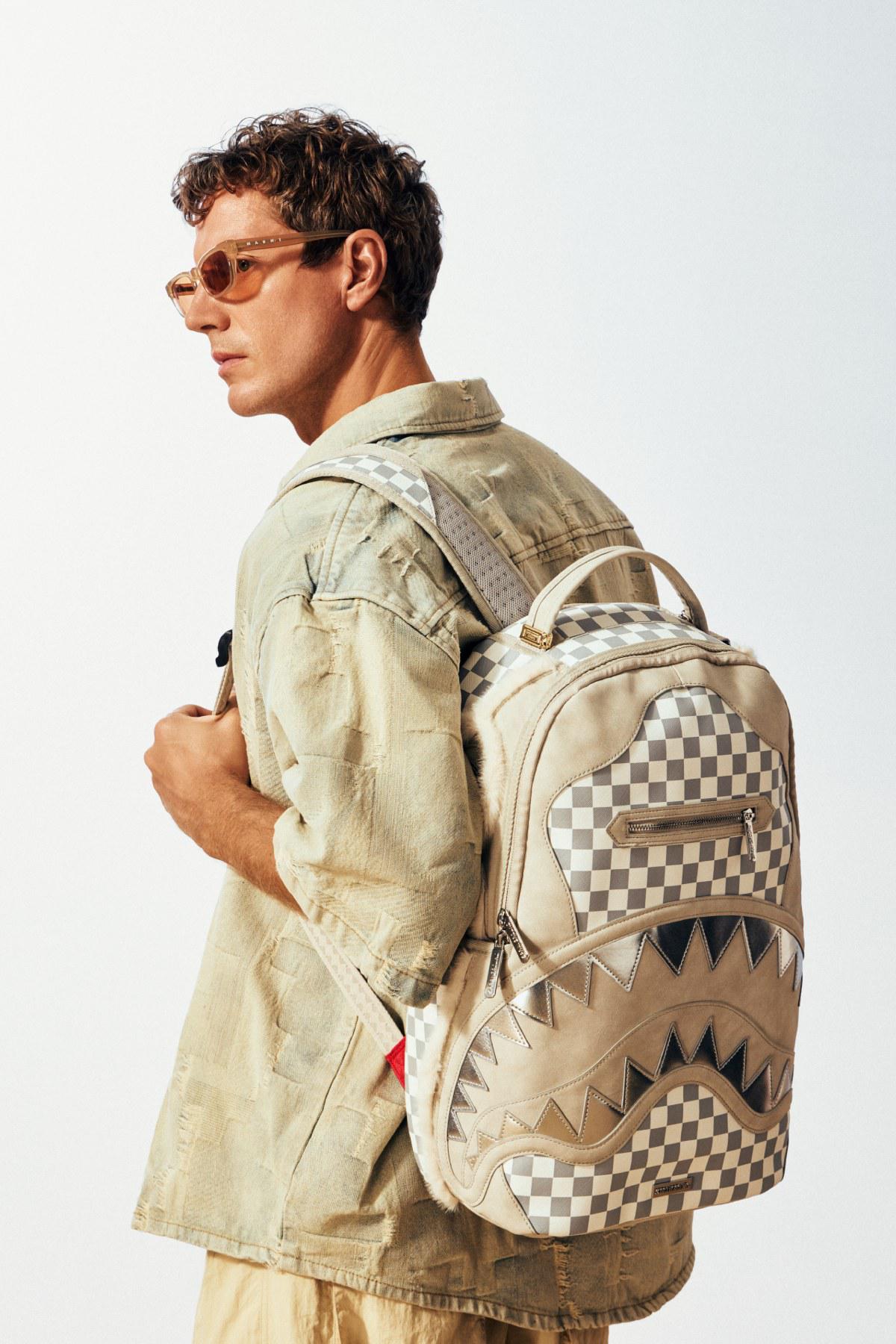 Рубашка Acupuncture, очки Marni, рюкзак Sprayground