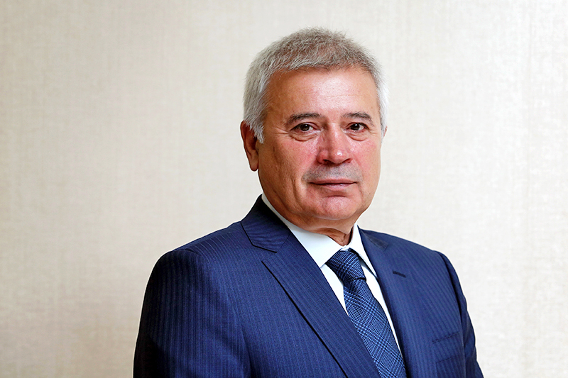 Вагит Алекперов,&nbsp;президент ЛУКОЙЛа&nbsp;

В рейтинге Forbes 2015 года занял 96-е место.

Состояние: $12,2 млрд
