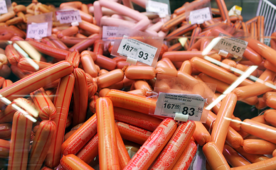 Двойные ценники на продукты, в соответствии с которыми осуществить расчеты за приобретенные товары можно как в украинской гривне, так и российских рублях, в одном из магазинов Донецка. 4 апреля 2015 года
