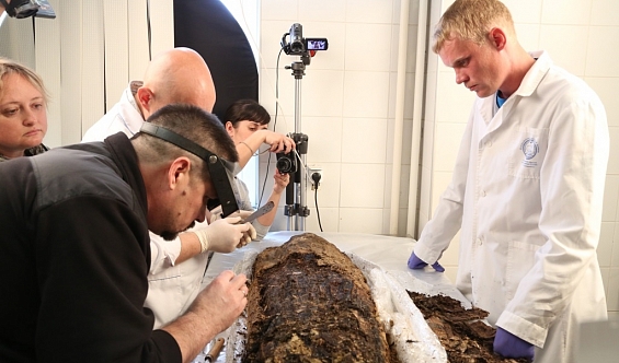 На Ямале вскрыли кокон с древней мумией