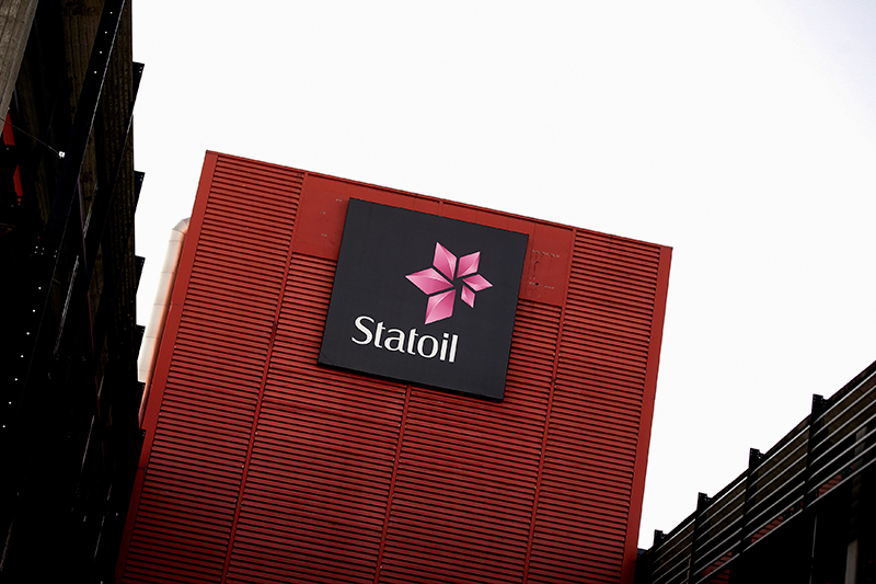 Statoil (Норвегия) 

Капитализация на&nbsp;19 июня 2014 года: $100,9 млрд

Капитализация на 15 января 2016 года: $38,8 млрд (-62%) 

Норвежская нефтяная госкорпорация Statoil в&nbsp;январе-сентябре 2015 года получила чистую прибыль в&nbsp;размере&nbsp;17,9 млрд крон (или $2,1 млрд по&nbsp;курсу на&nbsp;момент публикации отчетности). Это&nbsp;на&nbsp;49% ниже, чем&nbsp;годом ранее:&nbsp;34,8 млрд крон ($5,2 млрд по&nbsp;курсу на&nbsp;осень 2014 года). Выручка Statoil за тот же период&nbsp;составила 359,3 млрд крон ($42 млрд) против 458,4 млрд крон ($68,4 млрд) в 2014 году (в кронах она упала на 22%, в долларах &ndash; на 39%).

Весь год Statoil пересматривала расходы. Изначально компания собиралась инвестировать в 2015 году около $20 млрд, в феврале план по капитальным расходам был снижен до $18 млрд, а после публикации отчетности за III квартал &ndash; до $16,5 млрд.

В частности, компания была вынуждена&nbsp;досрочно прекратить действие контракта на&nbsp;аренду нефтяной платформы Songa Trym в&nbsp;Северном море. Срок аренды истекал только в&nbsp;марте 2016 года, но&nbsp;Statoil решила разорвать его на&nbsp;полгода раньше, несмотря&nbsp;на выплату неустойки в $42&nbsp;млн.

Рентабельность добычи в Северном море, где расположены основные добывающие мощности Statoil, составляет около $50 за баррель, писала Financial Times. Арктические проекты норвежского концерна раньше оставались рентабельны при&nbsp;стоимости нефти не&nbsp;ниже&nbsp;$80 за&nbsp;баррель, но сокращение расходов позволило снизить этот показатель до $60 за баррель, писал Bloomberg со ссылкой на информацию компании.
