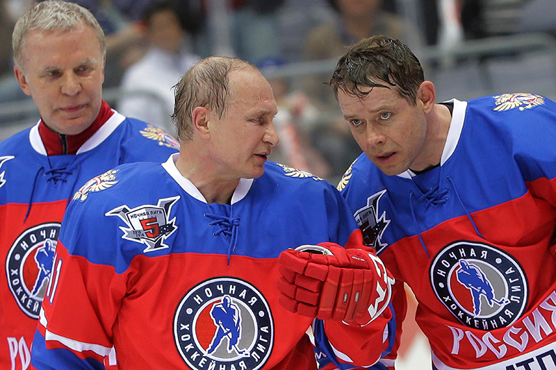 Вячеслав Фетисов, Владимир Путин и&nbsp;президент Международной лиги легенд мирового хоккея Павел Буре (слева направо)