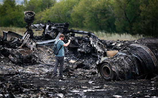 Обломки&nbsp;Boeing 777 рейса MH17. 18 июля 2014 года


