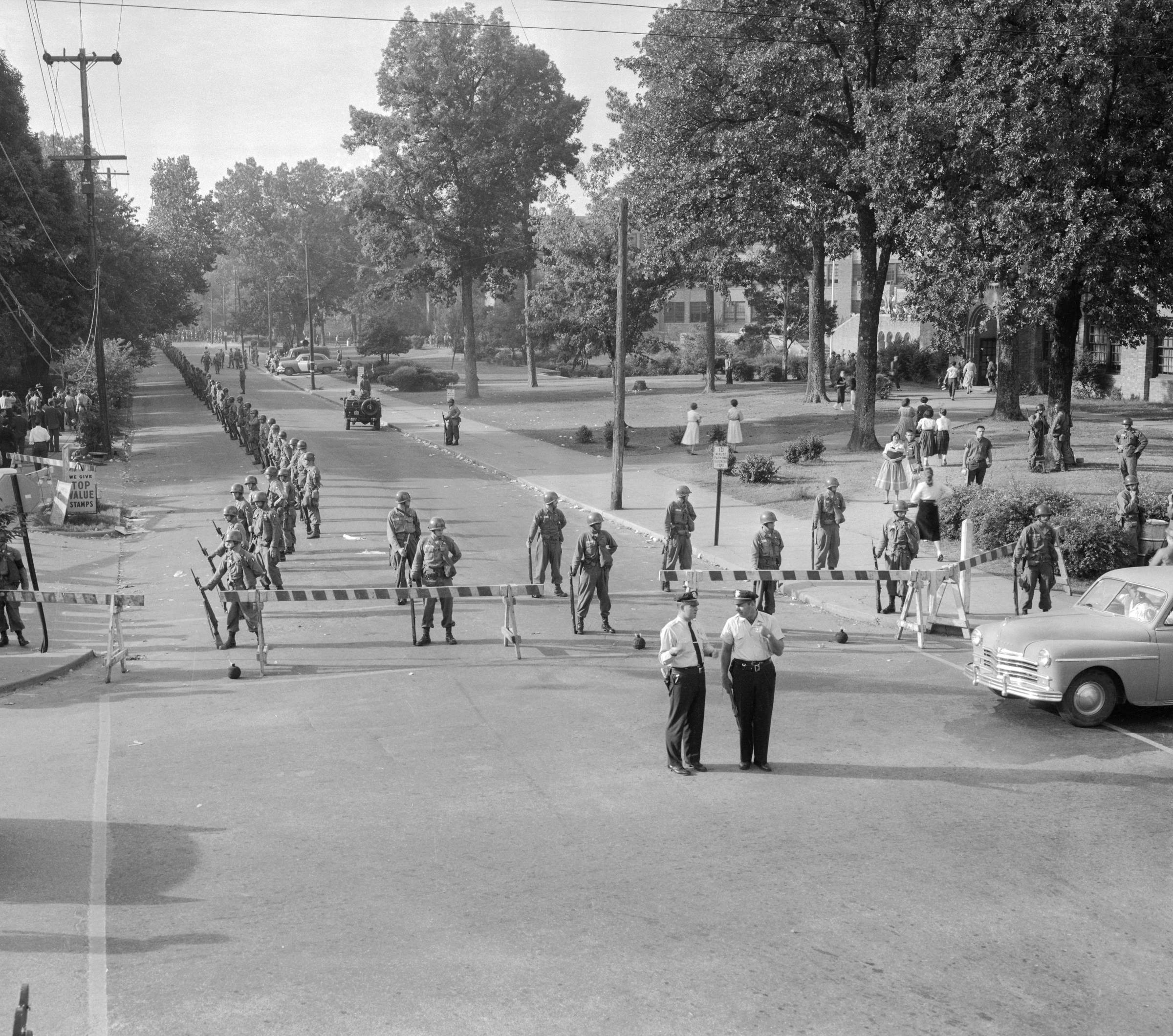 24 сентября 1957 года в город были введены 1,2 тыс. солдат 101-й воздушно-десантной дивизии из Форт-Кэмпбелла, штат Кентукки.&nbsp;Десантники сопровождали детей на пути в школу и охраняли их в коридорах.
