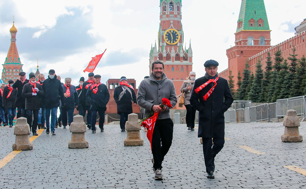 Акция возложения цветов к мавзолею Ленина