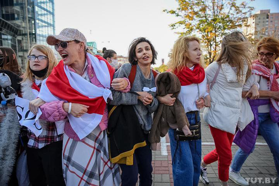 Часть протестующих собрались у здания Советского РУВД, куда отвезли задержанных. Среди собравшихся&nbsp;&mdash; активистка Нина Багинская