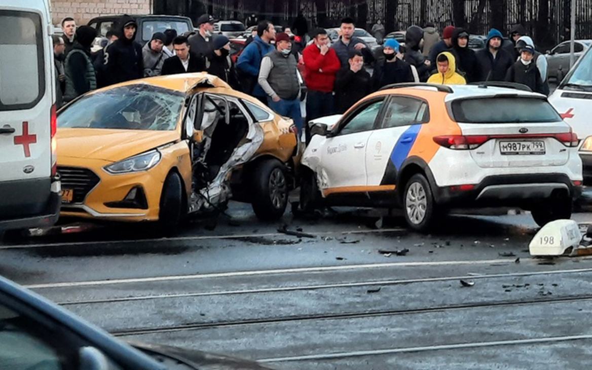 Два человека погибли в Москве при столкновении такси и машины каршеринга