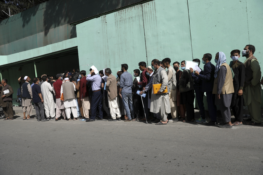 Афганцы стоят в длинных очередях за визами перед посольством Ирана в Кабуле












