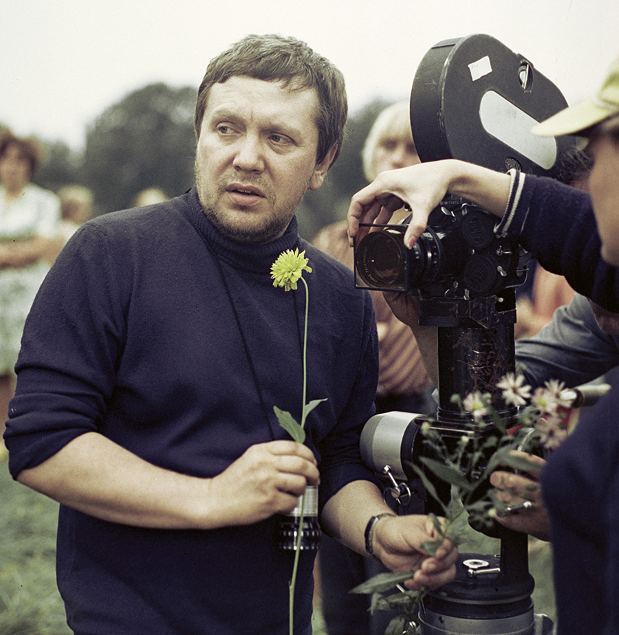 На фото: Сергей Соловьев во время съемок фильма &laquo;Спасатель&raquo;. 01.09.1980.

В 1969 году Соловьев окончил режиссерский факультет ВГИКа (мастерская Михаила Ромма и Александра Столпера).

Дебютировал в кино как режиссер в 1970 году с новеллами &laquo;От нечего делать&raquo; и &laquo;Предложение&raquo; по рассказам Антона Чехова. Они вошли в киноальманах &laquo;Семейное счастье&raquo;. Через год вышла первая полнометражная картина Соловьева&nbsp;&mdash; &laquo;Егор Булычов и другие&raquo;