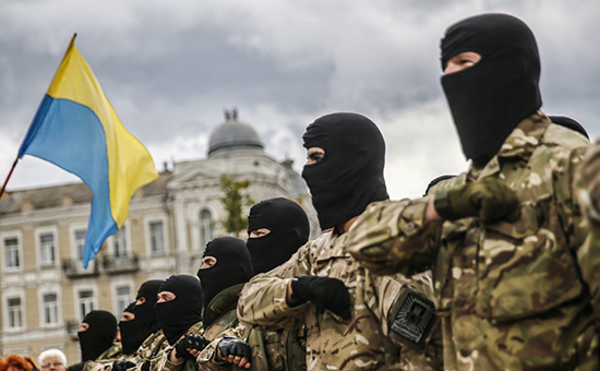 Добровольцы батальона «Азов» принимают присягу в Киеве перед отправкой на Юго-Восток Украины. Архив