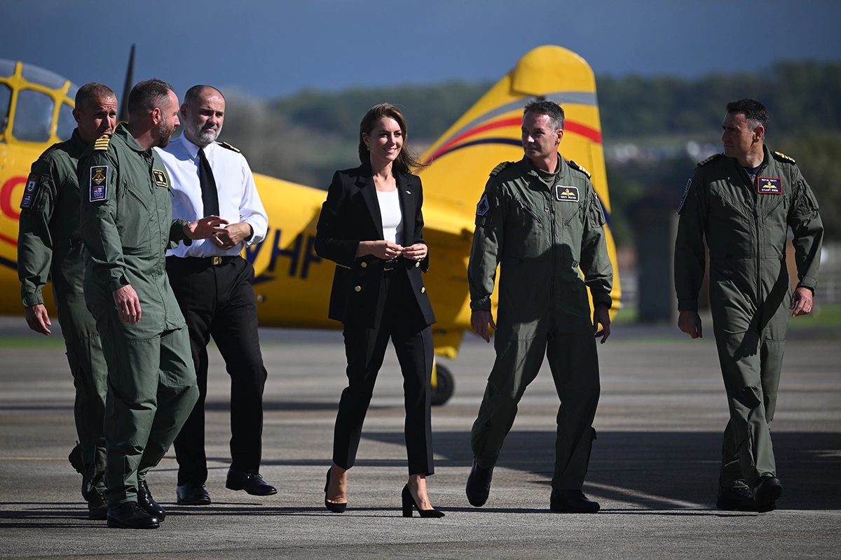 <p>Кейт Миддлтон во время визита на&nbsp;Королевскую военно-морскую авиабазу (RNAS) Йовилтон</p>
