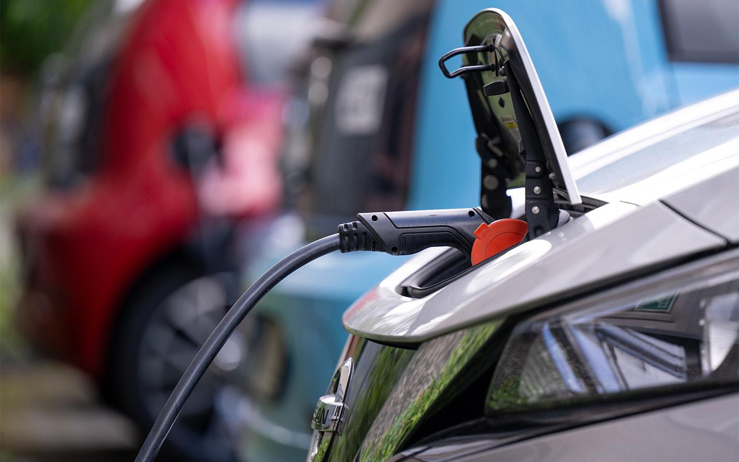 Аналитики назвали города с самой дорогой зарядкой для электромобилей