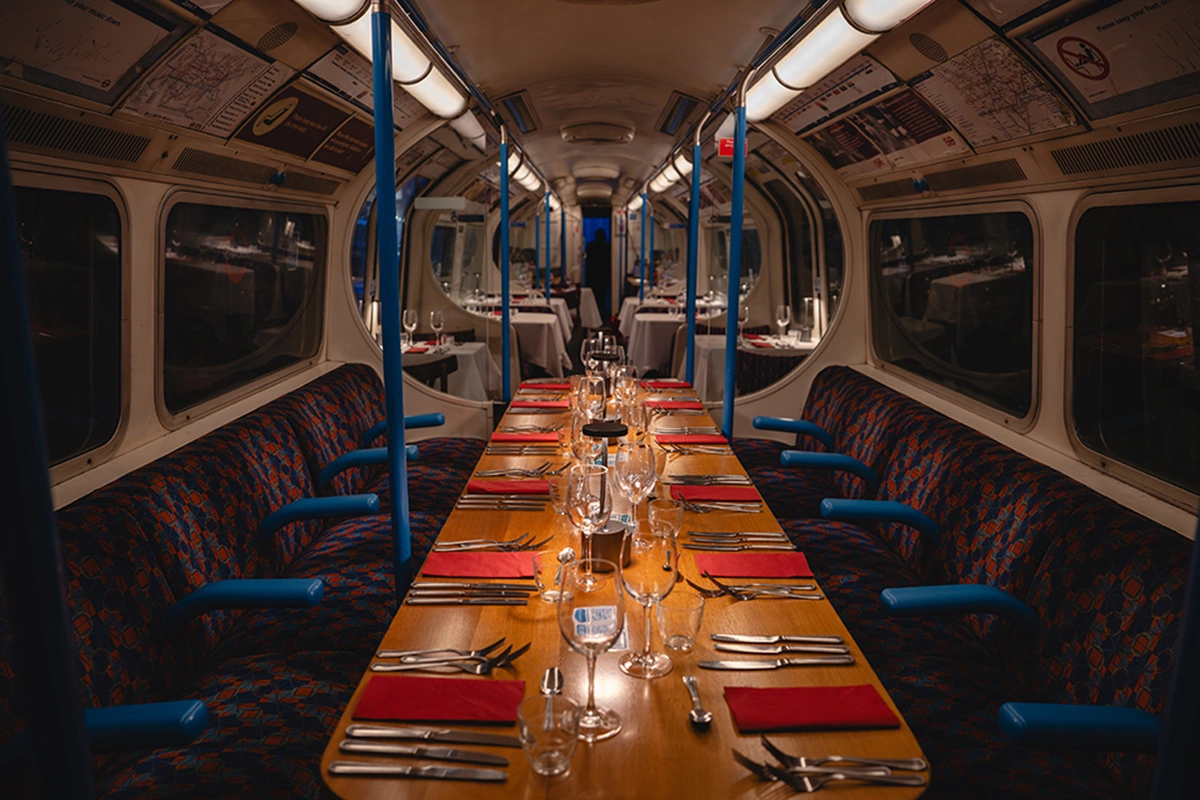 Лондонский ресторан Supperclub.tube с 2018 года работает прямо внутри вагона метро, выпущенного в 1967 году