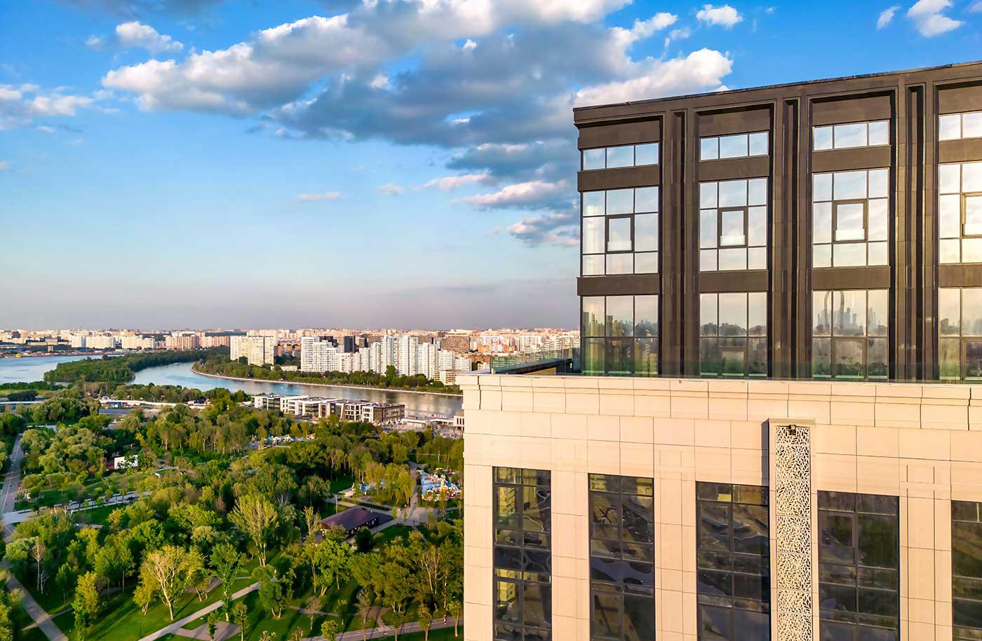 Открытые виды на воду, парк и город