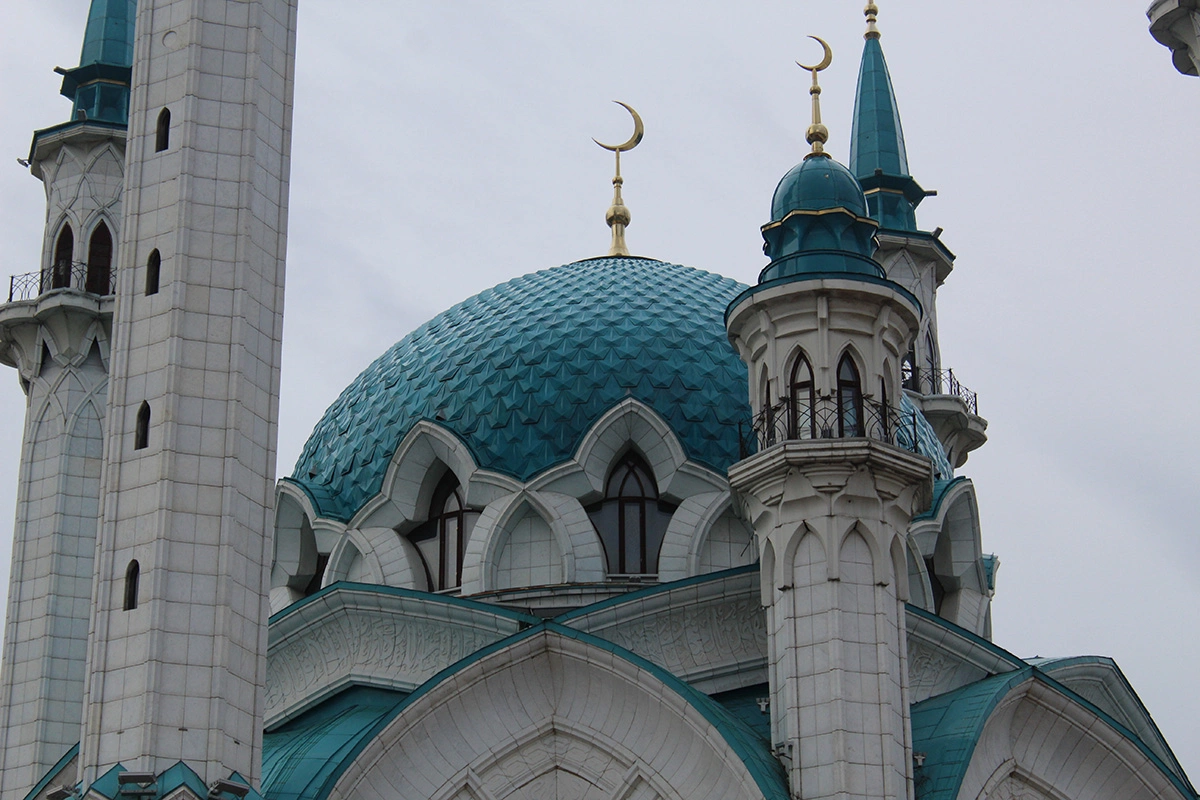 В праздники у мусульман принято посещать мечеть и делать добрые дела