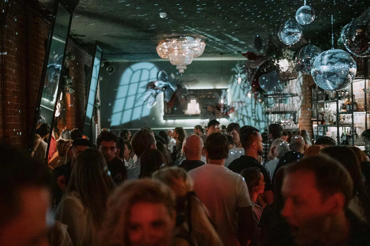 «Танцы food&people» — один из самых точных московских форматов для ответа на запрос «поесть и потанцевать»