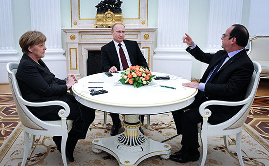 Канцлер Германии Ангела Меркель, президент России Владимир Путин и президент Франции Франсуа Олланд (слева направо) во время встречи в Кремле