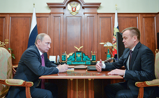 Президент РФ Владимир Путин и губернатор Иркутской области Сергей Ерощенко (слева направо) во время встречи в Кремле 13 января 2015 года
