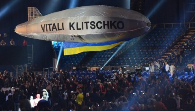 Виталий Кличко техническим нокаутом победил Мануэля Чарра
