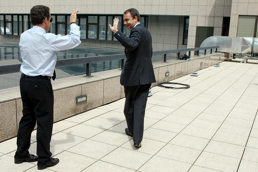 22 июня 2007 года. Президент Франции Николя Саркози прощается с&nbsp;премьер-министром&nbsp;Испании Хосе Луисом Родригесом Сапатеро​.
