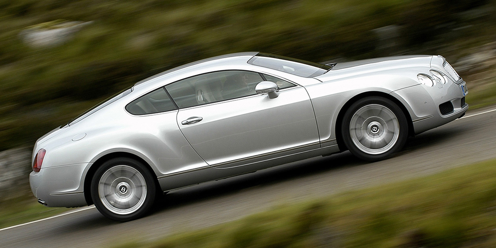 В том же году Bentley и VW, получивший контроль над легендарной британской маркой, представили первую совместную модель &ndash; купе Continental GT. Автомобиль был построен на платформе седана Phaeton и оснащался необычным мотором W12, разработанным немецкими инженерами. С каждой модификацией купе становится все мощнее: недавно представленный Continental Supersports разгоняется с места до 100 км/ч за 3,4 секунды, а максимальная скорость составляет 336 км в час.