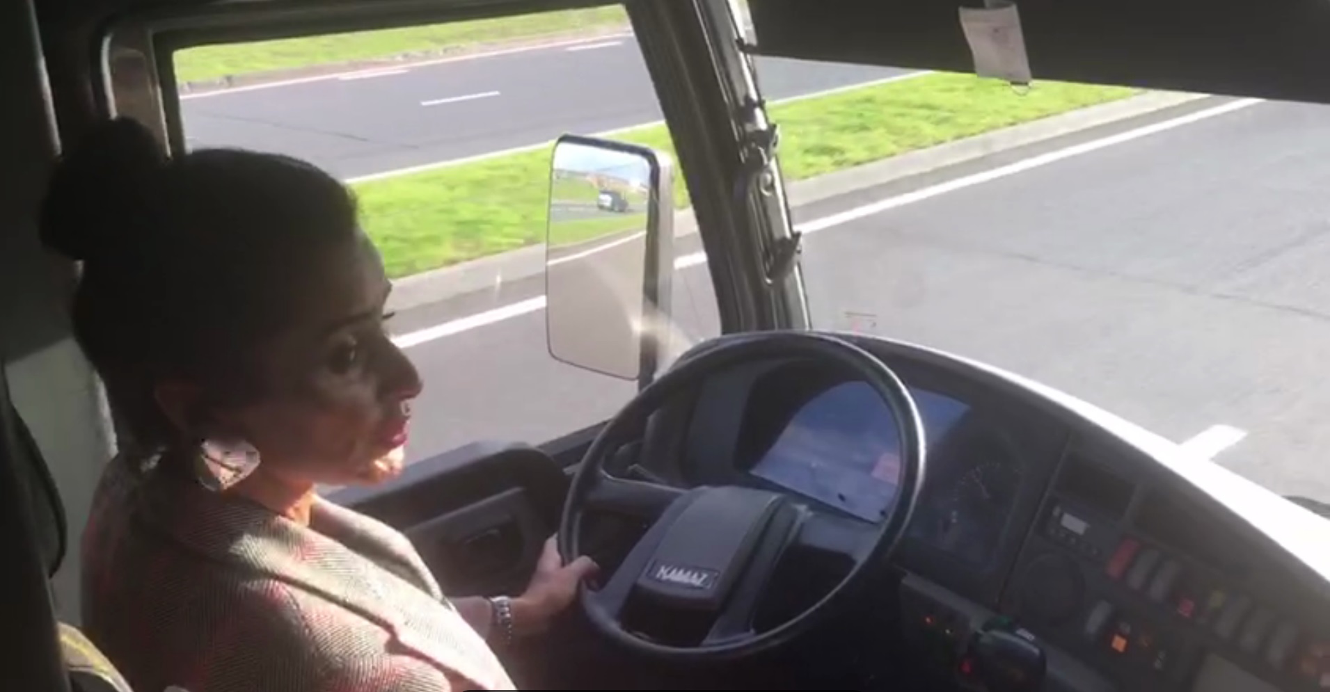 Тина Канделаки проехалась по Иннополису за рулем электробуса «Камаз»