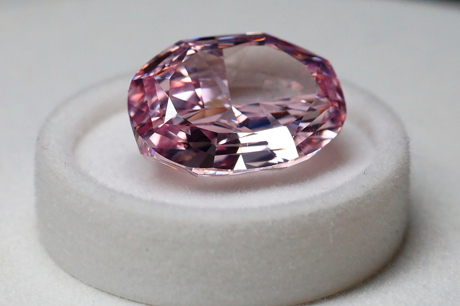 Розовый бриллиант массой 14,83 карата может стать самым дорогим в истории алмазодобычи в России. Компания ждет оценки геммологов. Бриллиант изготовлен из алмаза, добытого в Якутии в 2017 году. Издание The National Jeweler признало его лучшей находкой года