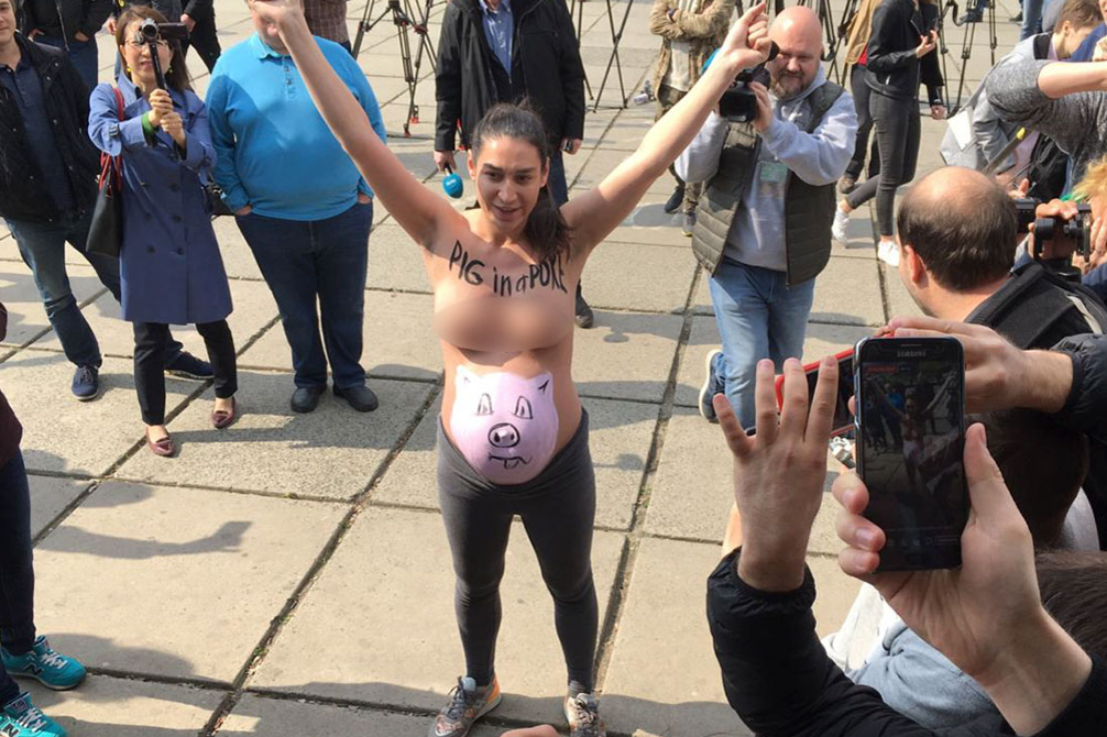 Femen провели акцию на участке Зеленского