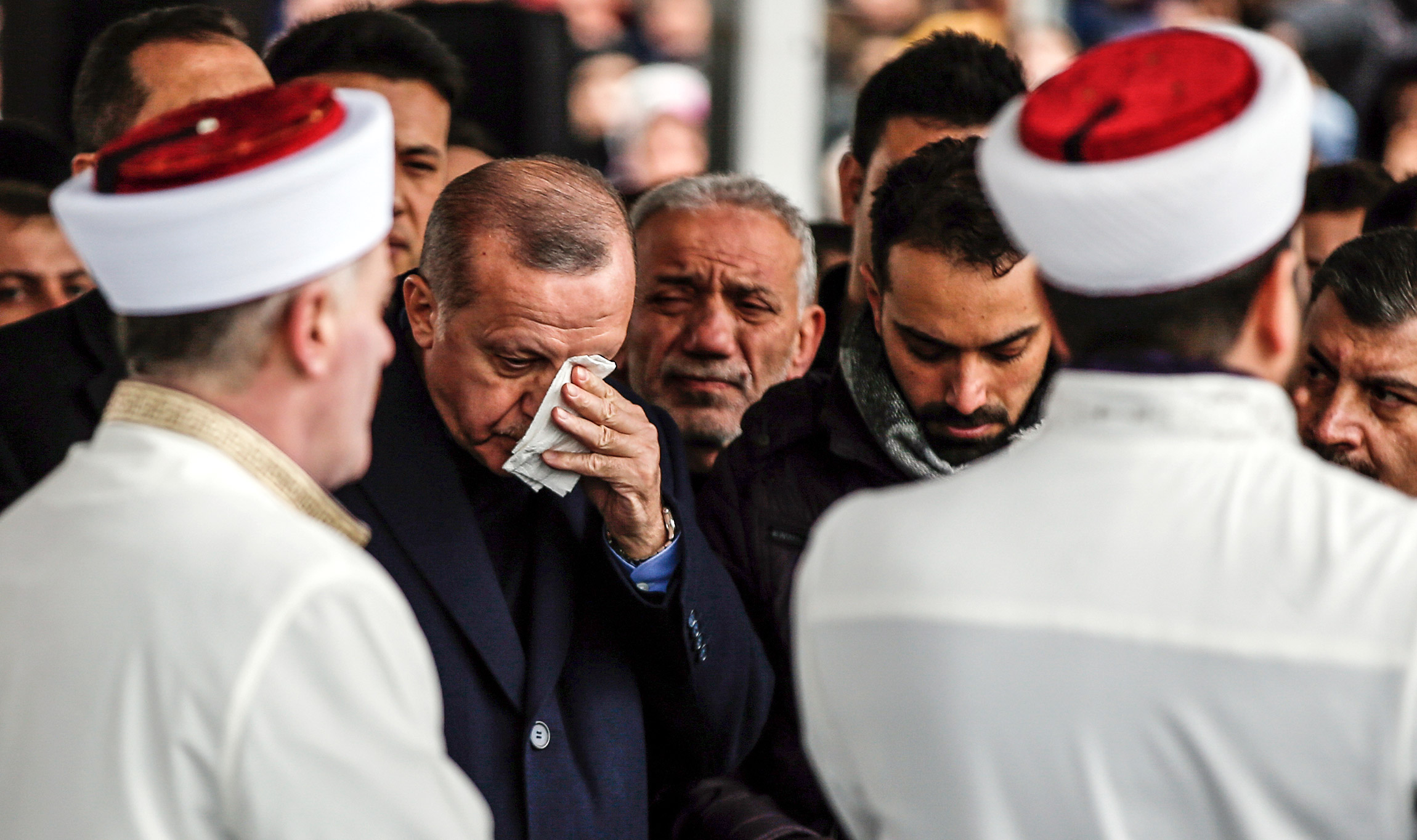 Президент Турции Реджеп Тайип Эрдоган (на фото в центре) на похоронах жертв обрушения многоэтажного здания в Стамбуле, в результате которого погибли 17 человек, 9 февраля 2019 года. Стамбул, Турция
