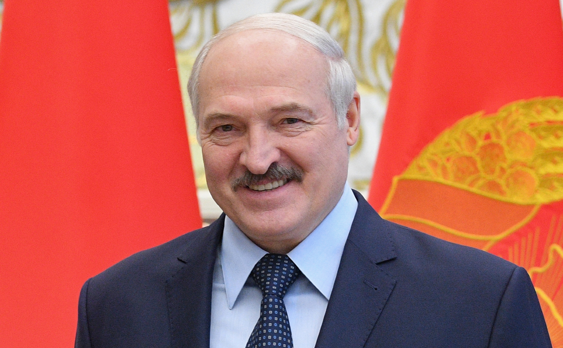 Лукашенко посадил собаку на стол
