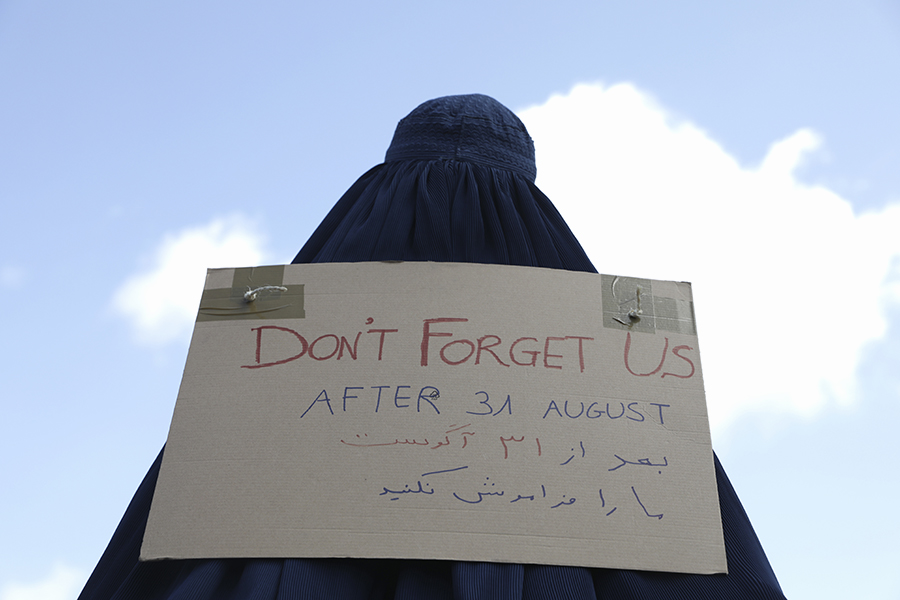 Женщина в бурке на митинге в Париже. Подпись на ее плакате гласит: &laquo;Не забывайте нас после 31 августа&raquo;. В этот день истекает дедлайн по выводу войск США из Афганистана