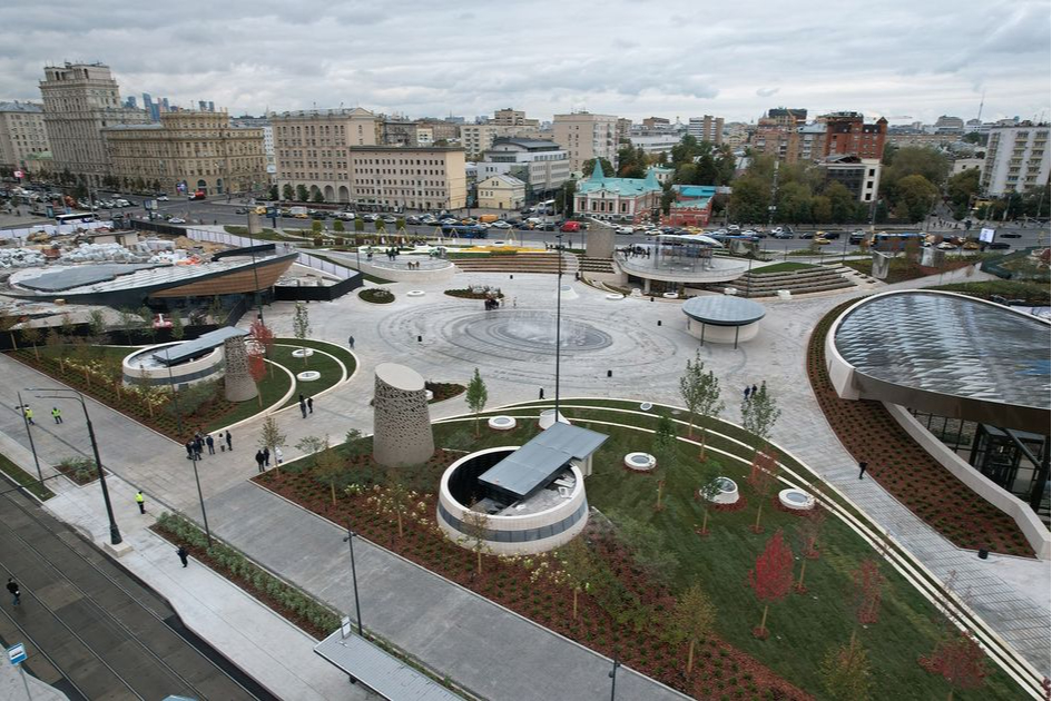 Собянин открыл новый парк на Павелецкой площади