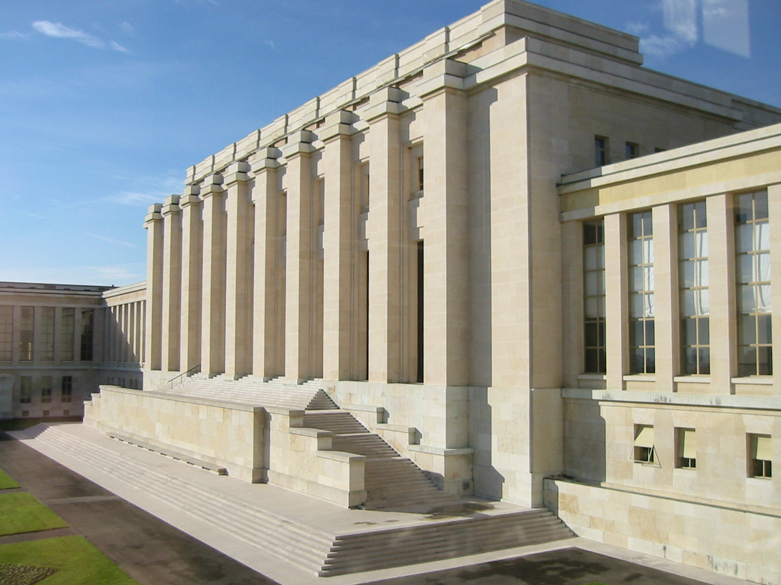 По иронии судьбы, помпезное здание штаб-квартиры Лиги наций в Женеве было достроено открыто в 1938 году, когда сама организация переживала стремительный упадок