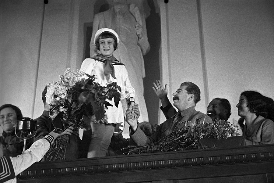 Юная пионерка приветствует Иосифа Сталина, 25 мая 1934 года