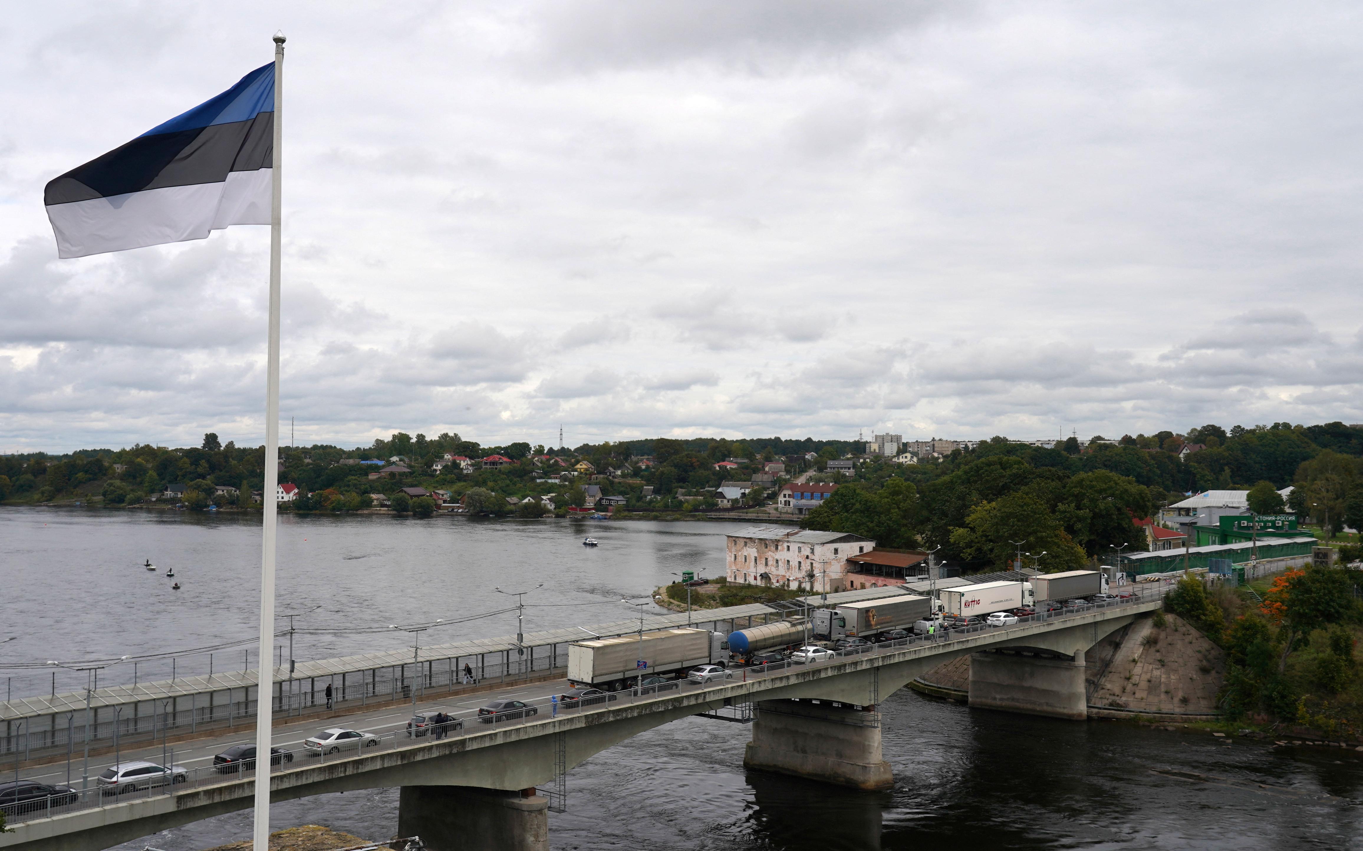 Эстония не впустила 10 россиян в первый день запрета на въезд по Шенгену"/>













