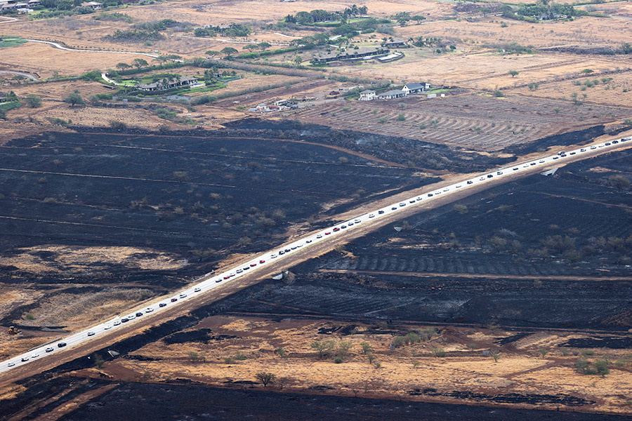 На фото: машины на выезде из города Лахайна

Пожар на острове был вызван сильной засухой и ураганным ветром. В некоторых местах на Мауи сообщалось о порывах ветра до 67 миль в час (около 108 км/ч), что позволяло пожарам быстро распространяться по ландшафту